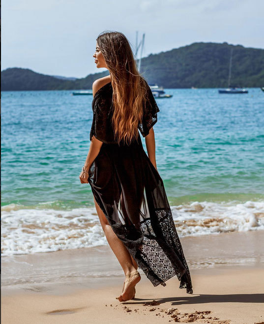 GALERIE FOTO INCENDIARĂ! Îţi stă inima când o vezi în costum de baie! Nu e topmodel, ci… E cea mai sexy-doctoriţă!