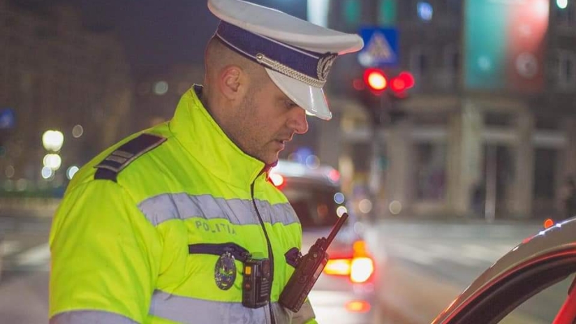 Colegii polițiști au venit să aprindă lumânări la locul unde Ionuț a murit, după accidentul de la Palatul Parlamantului