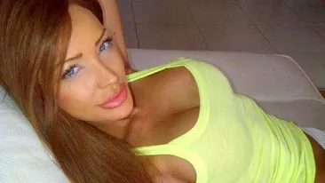 Bianca, imbracata sumar in timp ce butona telefonul! Vorbeste cu Cristea! Uite mesajul pe care l-a transmis roscata!