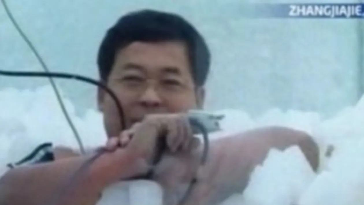 VIDEO Record mondial de rezistenta la frig! Au stat doua ore ingropati in gheata