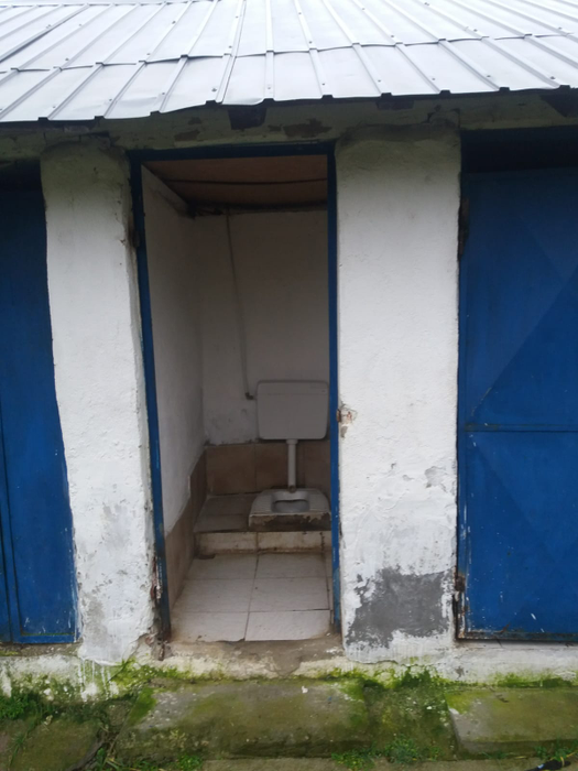 Așa arată toaletele unei școli din Dolj unde au început cursurile, în pandemie