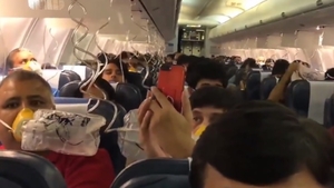 Panică într-un avion! Pasagerii au început să sângereze pe nas și prin urechi. VIDEO