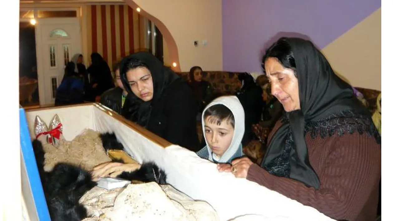 Iarta-i, Doamne, ca nu stiu ce fac! Cativa rromi i-au facut cont de HI5 unei rude moarte, cu poze de la inmormantare!