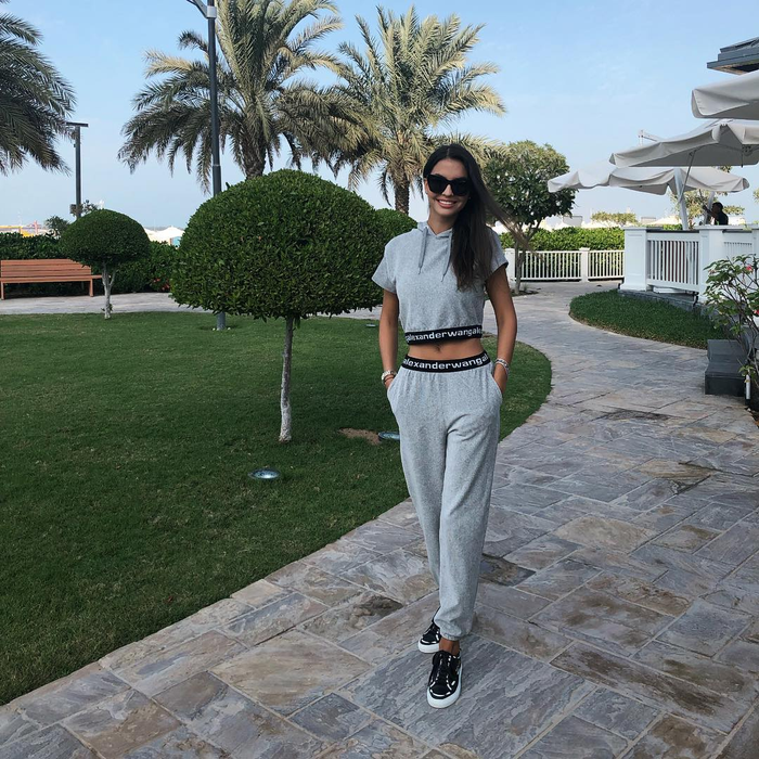 Sandra și Adrian Mutu au “fugit” din București! Avem fotografia care îi dă de gol + GALERIE FOTO incendiară cu sexy-bruneta