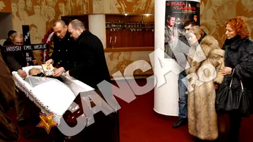 Trupul neinsufletit al lui Emil Hossu a fost depus la Teatrul Nottara! Mai multi actori i-au adus un ultim omagiu!