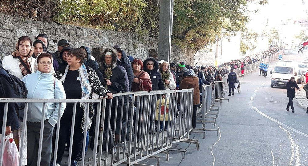 O familie din București împodobește cu flori, de 15 ani, catafalcul moaștelor Sfintei Parascheva