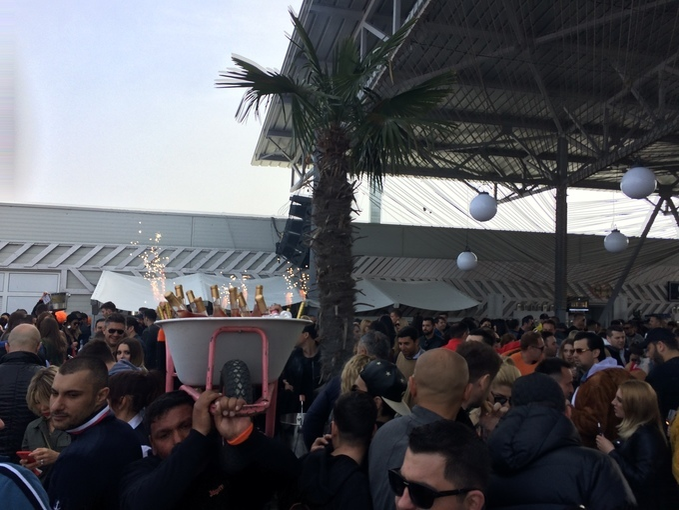 Moda roabei cu șampanie pierde teren în fața modei căruciorului de supermarket