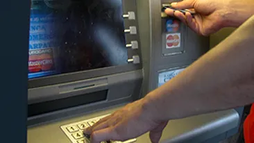 Românii şi-au băgat cardurile de sănătate în bancomat! Ce s-a întâmplat depăşeşte orice imaginaţie