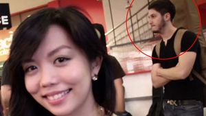 Tânăra din imagine și-a făcut acest selfie în octombrie 2012. Ce detaliu ireal a observat abia acum: Cine e tânărul din spatele ei, de fapt