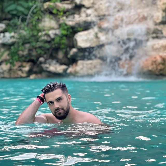 Theo Rose și nepotul lui Nea Mărin, despărțire surprinzătoare / (Sursa: Instagram)