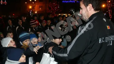 Cristea a oferit cadouri copiilor in centrul Clujului alaturi de Bianca! Uite ce bine arata impreuna