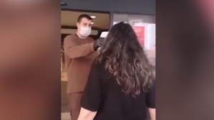 O femeie a făcut scandal la intrarea în magazin după ce i s-a cerut să fie scanată! Dialogul este uluitor