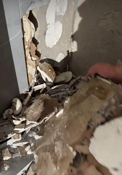 Oana și Vlad Gherman și-au renovat apartamentul, dar au avut parte de o surpriză incredibilă. Ce au găsit în perete