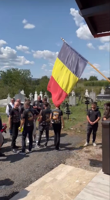 Imaginile durerii de la înmormântarea soților motocicliști din Oradea, Edi și Adina. Ce se întâmplă cu fiul lor de 5 ani