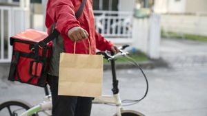 Cum a furat un curier din Cluj mâncarea clientului său. Metoda lui de a rămâne cu coletul e virală