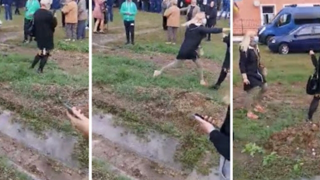 Scandal monstru în Caraș-Severin! Două femei s-au luat la bătaie în fața secției de votare. VIDEO