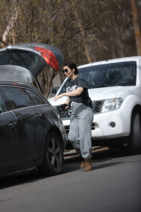 Lili Sandu urcă în spate (Foto: CANCAN.RO)