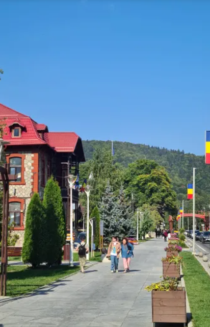 Adriana Iliescu și Eliza, pe stradă în Bușteni / Foto: CIAO