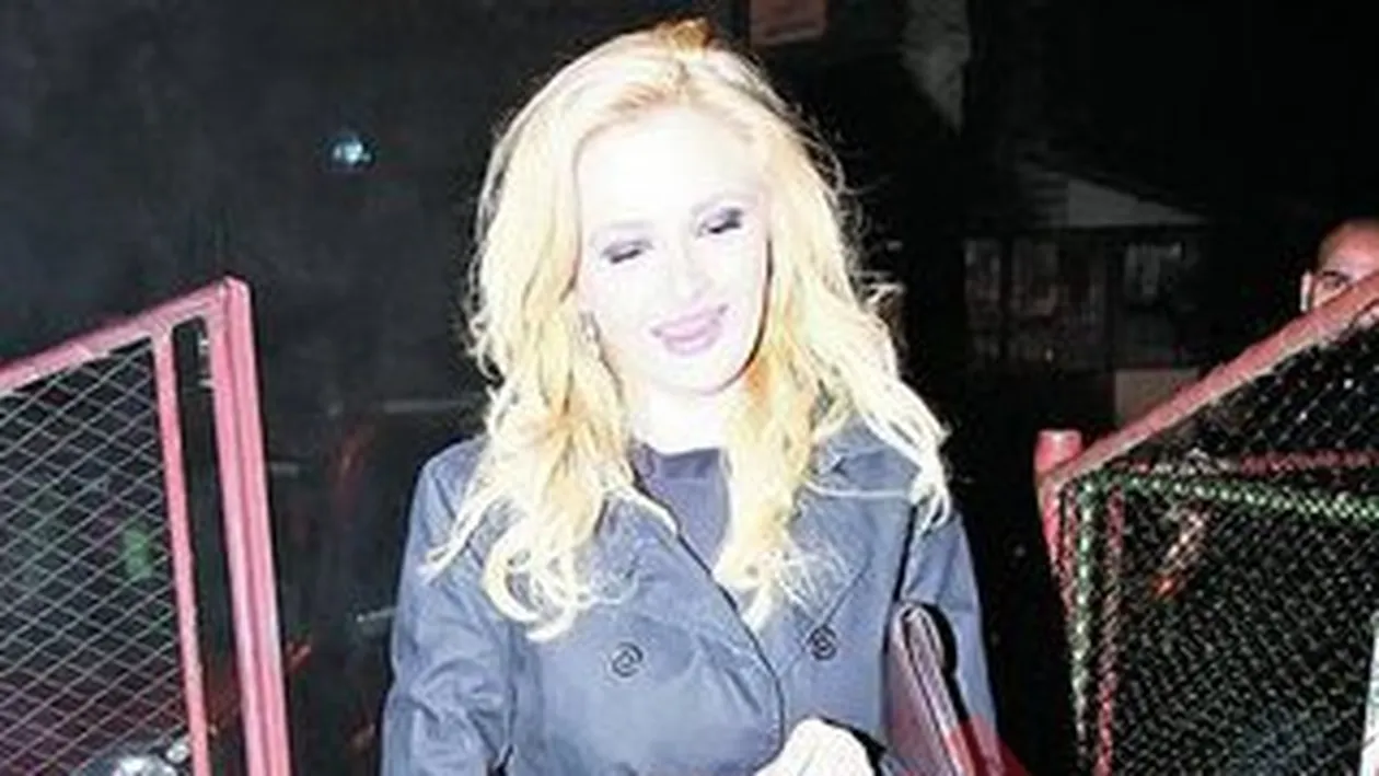 Alina Crisan a vrut sa duca doi masculi la ea in apartament