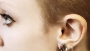 Si-a TAIAT urechile ca sa arate ca un elf! Cum arata dupa ce a facut o schimbare atat de dureroasa