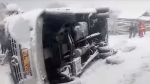 Accident grav în Gorj! Un autobuz şcolar cu 40 de elevi a derapat şi a ajuns în şanţ