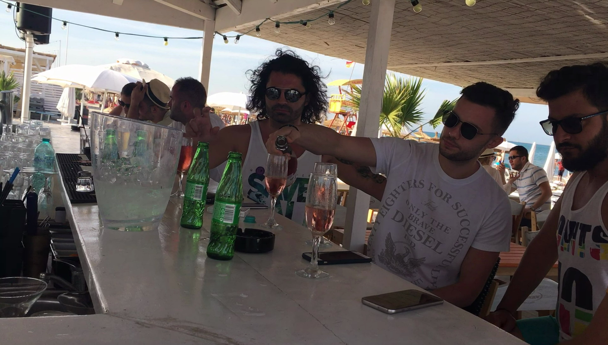 Pepe şi colegii lui, la un rosé, pe plajă