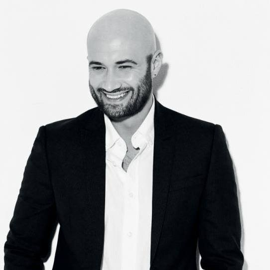 Cum s-a pozat Mihai Bendeac în cabina de la teatru. Fotografia a stârnit un val de controverse: ”Trăistariu, tu ești?”