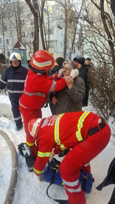 Incendiu într-un bloc din Botoşani. Peste 30 de evacuaţi, patru oameni în spital