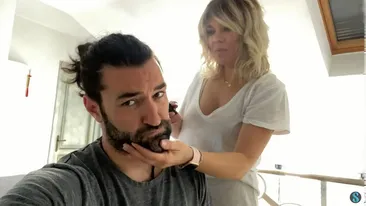 Gina Pistol și Smiley, fotografiați în ipostare tandre! Prezentatoarea de la Antena 1 l-a pipăit într-o zonă intimă pe artist în timp ce erau la o petrecere