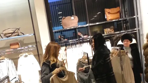 Îşi tratează depresia prin shopping? Gina Pistol a luat toate magazinele din mall la rând şi a plecat cu plasele pline