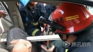 VIDEO Groaznic de dureros! Un barbat a fost strapuns de o bara metalica ce i-a trecut la cativa centimetri de inima