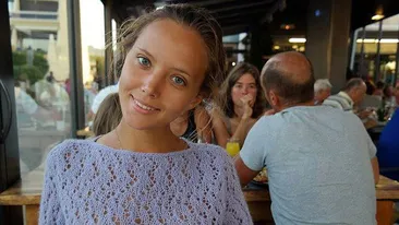 A vrut sa fie sexy, dar un detaliu i-a scapat! Vezi cum s-a pozat aceasta tanara la o terasa! Toti barbatii au ramas masca!