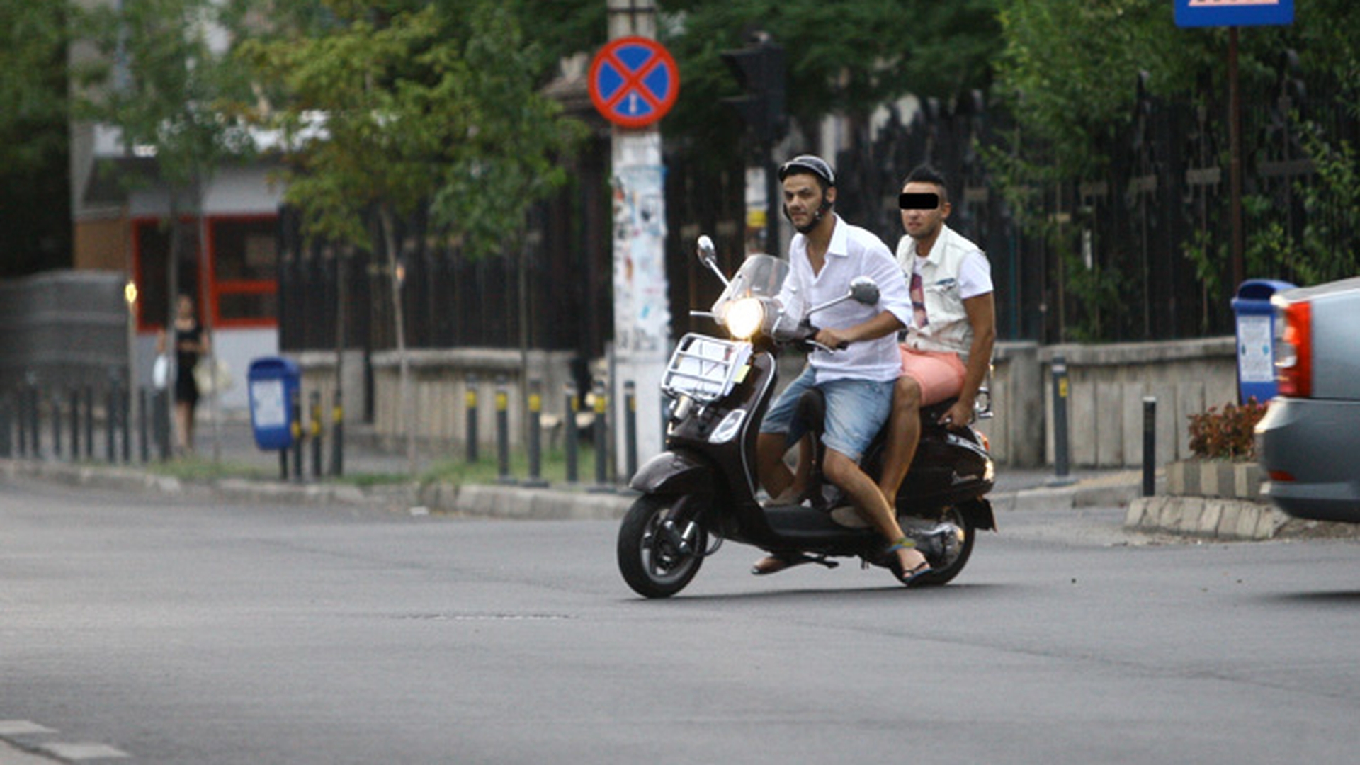 Doru Iuga, aventuri pe scuter. A calarit toata seara o motoreta, impreuna cu un prieten!