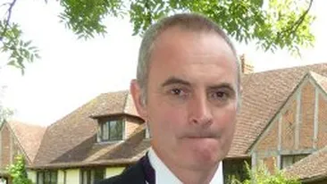 Barbatul care a “colorat” Centrul Vechi cu fusta lui roz e arhitect peisagist in Anglia! Acasa la el e cuminte si se imbraca bine