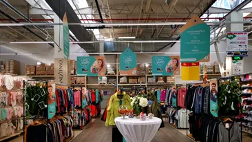 Câte sute de mii de haine second-hand a vândut Auchan anul trecut în România. Prețurile încep de la 5 lei