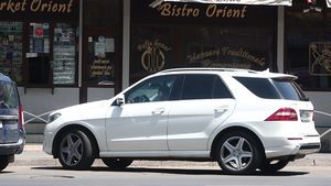 Toţi s-au întrebat cine o ajută pe mezina fostului preşedinte după divorţ, iar noi avem imaginile! EBA l-a ”înlocuit” pe Syda cu...
