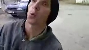 E mai tare decat Nicusor de la Braila si Dorel de la pacanele! Are vreo 10 dinti lipsa, dar imita la perfectie un miel si un cocos