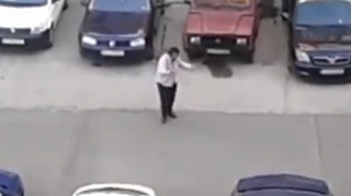 Un oltean se chinuie sa-l imite pe coreeanul care a rupt topurile cu Gangnam Style! Parca e bagat in priza! A repetat frenetic dansul intr-o parcare din Craiova!