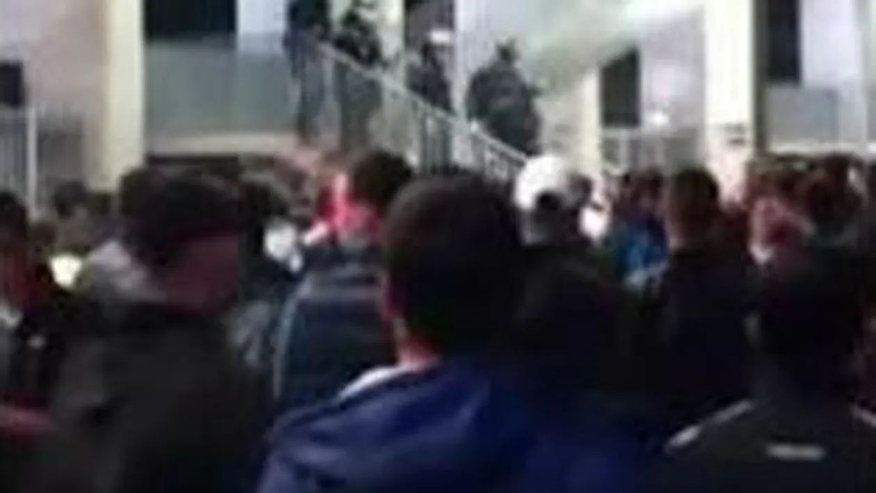 VIDEO din peluza! Asta nu s-a vazut la televizor - Jandarmii au fost prinsi ca la Calugareni intr-o ambuscada pe scarile de pe National Arena - Vezi ce omor a iesit