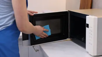 Cum să cureți corect cuptorul cu microunde. Metoda simplă care elimină murdăria și mirosurile în câteva minute