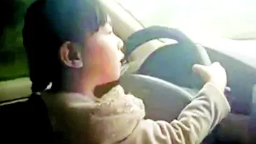 O fetita a condus pe o autostrada aglomerata din China