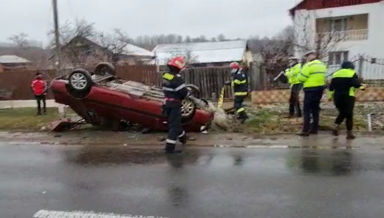 Accident grav în Argeș. A lovit un pieton și apoi s-a răsturnat cu mașina