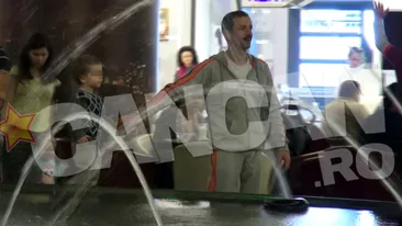 Fiul lui Marius Urzica ii calca pe urme tatalui! Vezi cum defileaza copilul pe marginea unei fantani arteziene!