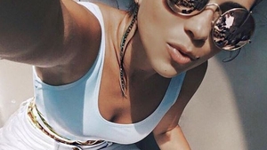 INNA, aşa cum rar o vezi! Sfârcurile i-au ieşit obraznice din rochie atunci când se aştepta mai puţin 