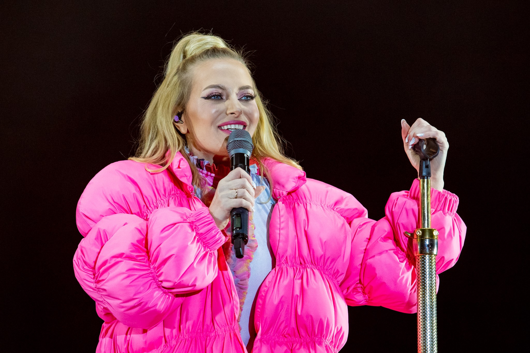 Bomba începutului de an! Delia Matache e însărcinată?! Și-a arătat burtica la concertul din Piața Constituției