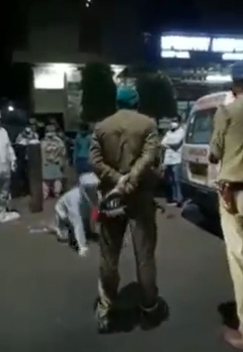 O femeie din India care avea COVID ​a murit după ce polițiștii i-au luat butelia de oxigen ca să ajute un VIP. Imaginile sfâșietoare cu fiul pacientei care i-a implorat în genunchi să nu ia recipientul | VIDEO