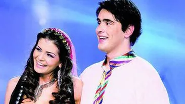 Andrei Vlad, retardatul care a dansat cu fosta diva de la Izvorani, e pe cai mari. A trecut de la Moni la Shakira