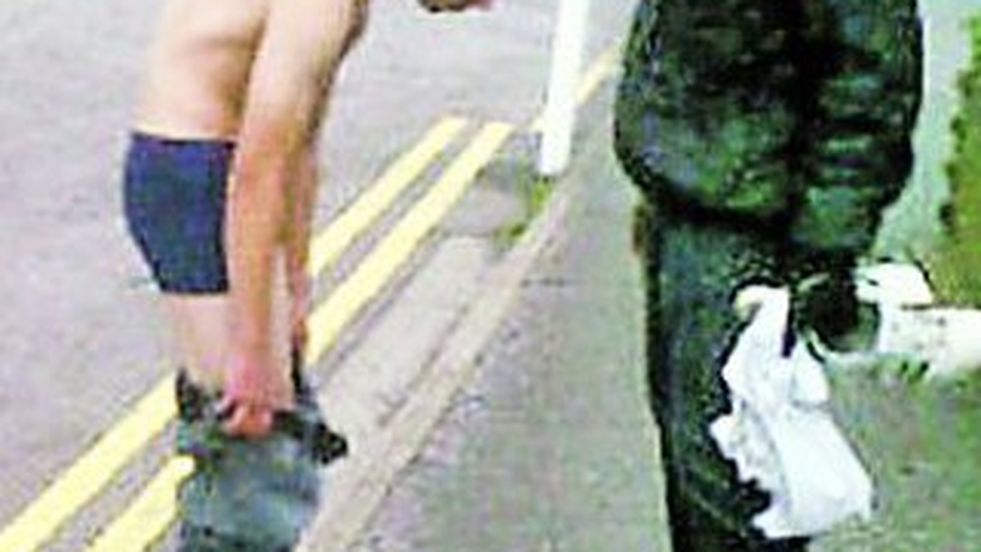 Londonezi nevinovati cad victime protestatarilor violenti din Marea Britanie! Dezbracati de anarhisti