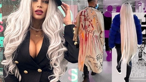 Dansatoarea preferată a maneliștilor s-a transformat în Rapunzel și a ieșit cu un "prinț" excentric la mall.  "Suntem tot timpul împreună"