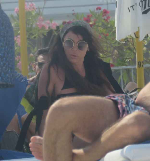 Roxana se pregătește de plajă